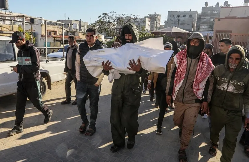 الاحتلال يشن غارات على غزة.. ونتنياهو يتوعد بفرض مهلة على “حماس” لنزع السلاح